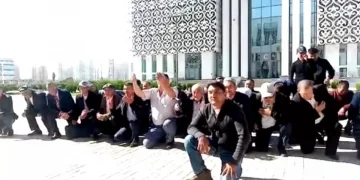 "Уа, хан ием!" Түркістандық шаруалар облыс әкіміне тізерлеп отырып, көмек сұрады