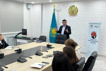 «Болашақ» бағдарламасының түлегі мемлекеттік қызметкерлерге курс өткізді