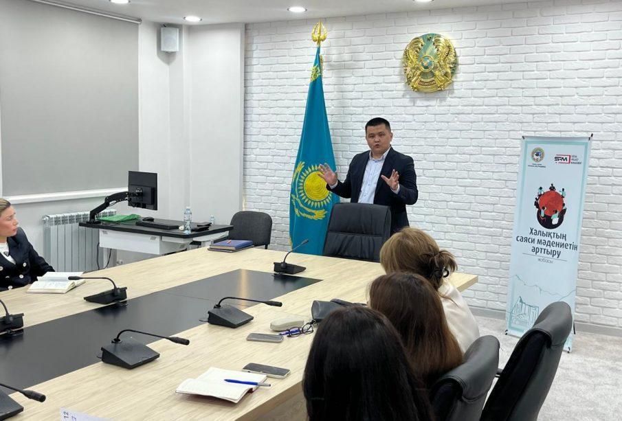«Болашақ» бағдарламасының түлегі мемлекеттік қызметкерлерге курс өткізді