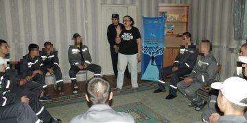 Темір тордың сыртындағы өмірге бейімдеу