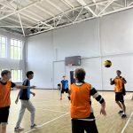Баскетболшы жастар бақ сынады
