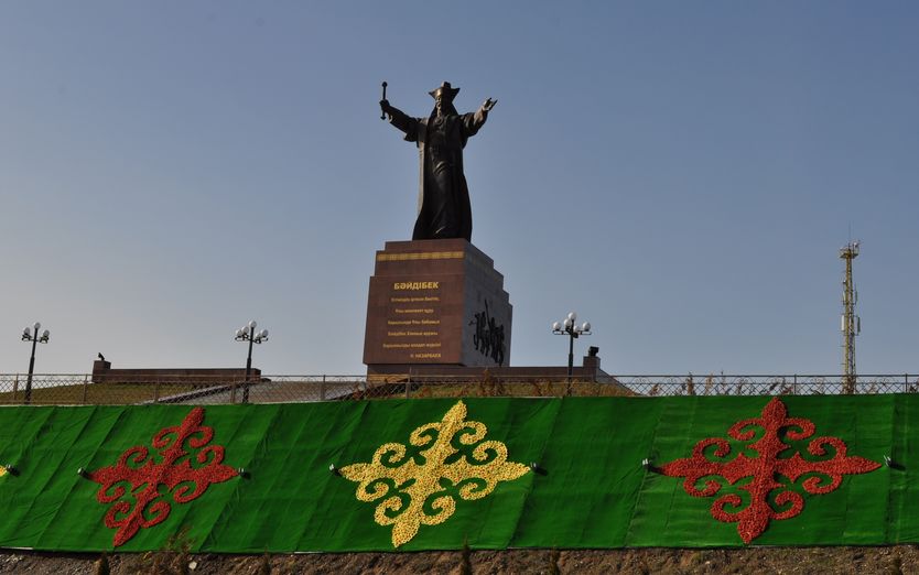 Байдибек би шымкент. Байдибек би. Памятник Байдибек би Шымкента. Байдибек би село. Площадь Ордабасы.