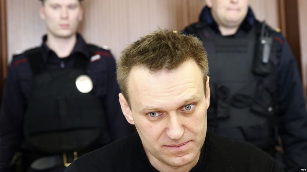 epaselect epa05878686 Russian opposition leader Alexei Navalny (C) attends a hearing at the Moscow City Court in Moscow, Russia, 30 March 2017. The court checks legality of Navalny's 15 days administrative arrest for resisting police during his detention at an non-authorized opposition rally in central Moscow on 26 March 2017.  EPA/SERGEI ILNITSKY