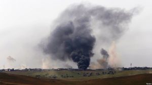 Smoke is seen as members of the Iraqi Army clash with Islamic State fighters at a frontline in north west of Mosul, Iraq, May 5, 2017. REUTERS/Danish Siddiqui     TPX IMAGES OF THE DAY