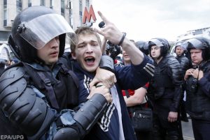 epa06024571 Russian police officers detain a participant of an unauthorized opposition rally in Tverskaya street in central Moscow, Russia, on Russia Day, 12 June 2017. Russian liberal opposition leader and anti-corruption blogger Alexei Navalny has called his supporters to hold a protest in Tverskaya Street, which leads to the Kremlin, instead of the authorized by Moscow officials Sakharov avenue. According to news reports on 12 June 2017 citing his wife Yuliya Navalnaya, Alexei Navalny has been arrested ahead of planned protests in Moscow.  EPA/SERGEI CHIRIKOV