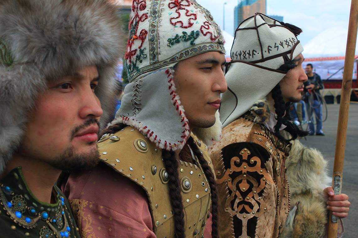 Русские казахский видео. Казахи народ. Народ Казахстана казахи. Казахская Национальная одежда. Тюркская Национальная одежда.