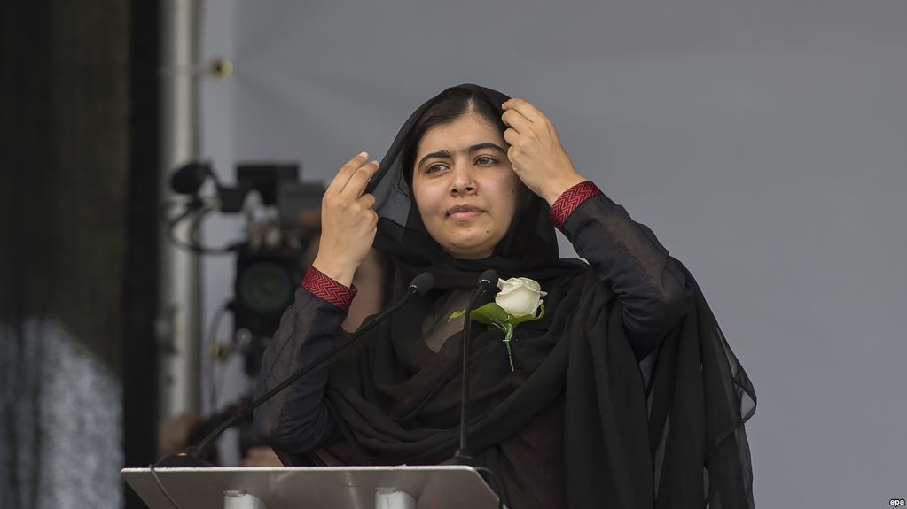 epa05384006 Pakistani activist for female education and Nobel Peace Prize laureate Malala Yousafzai speaks at a memorial for British Labour party MP Jo Cox in Trafalgar Square, London, Britain, 22 June 2016. Cox was murdered in Birstall, West Yorkshire, 16 June 2016, whilst meeting members of the public in her constituency.  EPA/HANNAH MCKAY