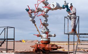 A worker measures the pressure and temperature of a oil and gas production tree in the Patagonian province of Neuquen October 14, 2011. The Patagonia landscape, which was transformed through the discovery of big deposits of hydrocarbons in the 1970s, could experience another energy revolution due to forecasts indicating that they could contain the third largest reservoir of unconventional natural gas in the world. Picture taken October 14. REUTERS/Enrique Marcarian (ARGENTINA - Tags: BUSINESS ENERGY ENVIRONMENT) - RTR2TW1H