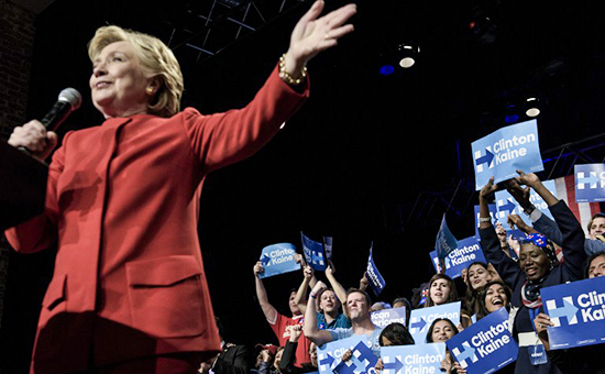 Democratic presidential nominee Hillary Clinton speaks to supporters at The Space at Westbury after the first US Presidential Debate at Hofstra University September 26, 2016 in Westbury, New York. / AFP PHOTO / Brendan Smialowski