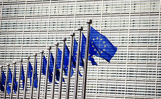 Flags of the European Union (EU) fly outside the European Commission building in Brussels, Belgium, on Tuesday, June 28, 2016. U.K. Prime Minister David Cameron is set to face his fellow European Union leaders for the first time since triggering a political earthquake that's shaken the bloc's foundations. Photographer: Jasper Juinen/Bloomberg