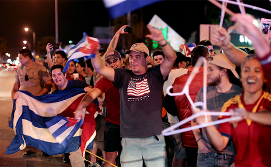 People celebrate after the announcement of the death of Cuban revolutionary leader Fidel Castro, in the Little Havana district of Miami, Florida, U.S. November 26, 2016. REUTERS/Javier Galeano - RTSTCUS