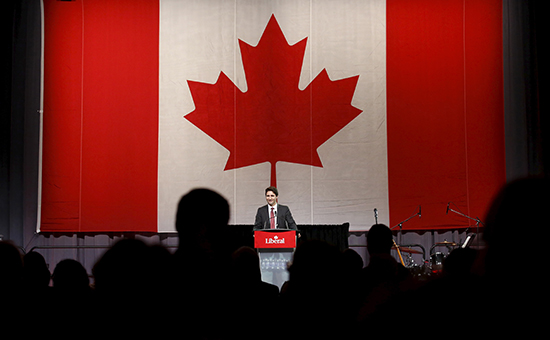 Canada's Prime Minister Justin Trudeau receives a standing ovation while speaking during the Liberal caucus holiday party in Ottawa, Canada, December 9, 2015. REUTERS/Chris Wattie - RTX1Y0CL