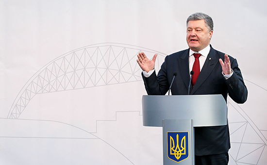 Ukrainian President Petro Poroshenko delivers a speech during a ceremony to unveil the 'New Safe Confinement' (NSC) arch, that will block radiation from the damaged reactor at the Chernobyl nuclear power plant, Ukraine, November 29, 2016. REUTERS/Gleb Garanich - RTSTSWR