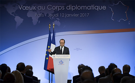 France's President Francois Hollande delivers his new year wishes to members of the diplomatic corps at the Elysee Palace in Paris on January 12, 2017. / AFP PHOTO / EPA / IAN LANGSDON