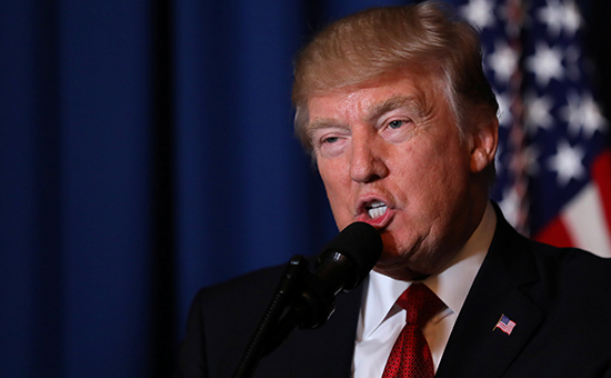 U.S. President Donald Trump delivers a statement about missile strikes on a Syrian airbase at his Mar-a-Lago estate in West Palm Beach, Florida, U.S., April 6, 2017. REUTERS/Carlos Barria - RTX34H3W