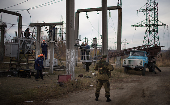 LUGANSK, UKRAINE. OCTOBER 24, 2014. People work on an electrical substation in the city of Lugansk. Stanislav Krasilnikov/TASS  Украина. Луганск. 24 октября. Ремонтные работы на электроподстанции города. Станислав Красильников/ТАСС