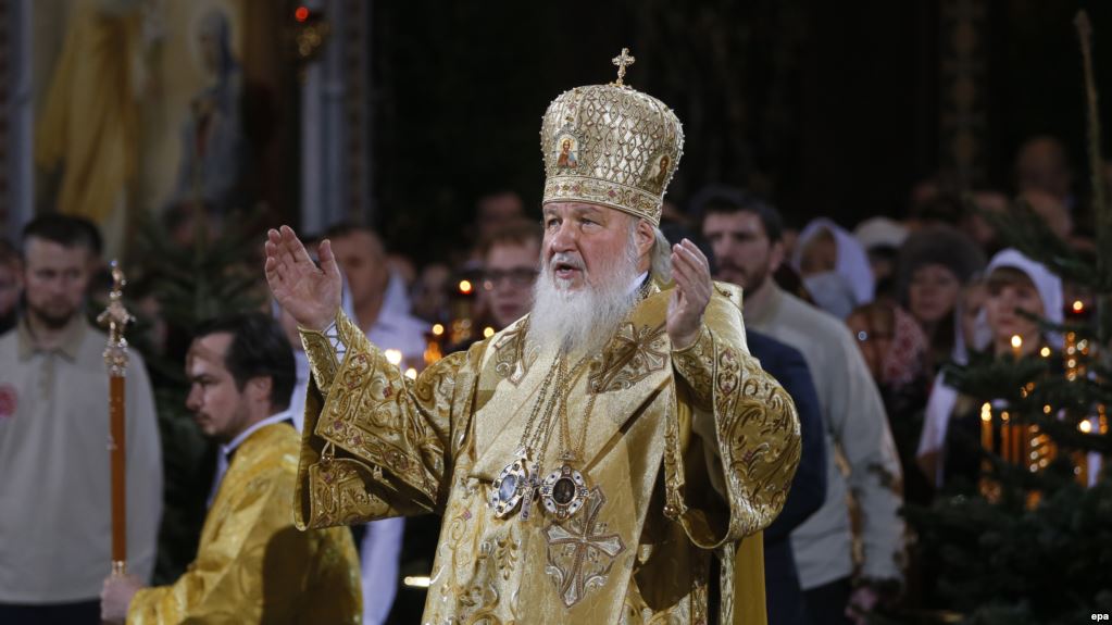 epa04549051 Patriarch of Moscow and All Russia Kirill  leads a Christmas service at Christ the Savior cathedral in Moscow, Russia, 06 January 2015. The Russian Orthodox church celebrates Christmas according to the Julian calendar.  EPA/YURI KOCHETKOV