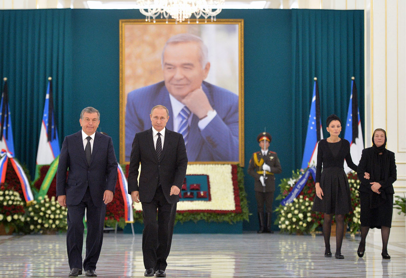 SAMARKAND, UZBEKISTAN - SEPTEMBER 6, 2016: Uzbekistan's Prime Minister Shavkat Mirziyoyev, Russia's President Vladimir Putin, Islam Karimov's daughter Lola Karimova and widow Tatyana (L-R) pictured during a ceremony to pay tribute to Uzbekistan's President Islam Karimov at the Palace of International Forums. Alexei Druzhinin/Russian Presidential Press and Information Office/TASS ”Á·ÂÍËÒÚ‡Ì. —‡Ï‡Í‡Ì‰. 6 ÒÂÌÚˇ·ˇ 2016. œÂÏ¸Â-ÏËÌËÒÚ ”Á·ÂÍËÒÚ‡Ì‡ ÿ‡‚Í‡Ú ÃËÁËÂÂ‚ (ÒÎÂ‚‡), ÔÂÁË‰ÂÌÚ –ÓÒÒËË ¬Î‡‰ËÏË œÛÚËÌ, ‚‰Ó‚‡ ÔÂÁË‰ÂÌÚ‡ ”Á·ÂÍËÒÚ‡Ì‡ ». ‡ËÏÓ‚‡ “‡Ú¸ˇÌ‡ (ÒÔ‡‚‡) Ë ‰Ó˜¸ ÀÓÎ‡ ‚Ó ‚ÂÏˇ ÔÓ˜ÚÂÌËˇ Ô‡ÏˇÚË ÔÂÁË‰ÂÌÚ‡ ”Á·ÂÍËÒÚ‡Ì‡ ». ‡ËÏÓ‚‡ ‚Ó ƒ‚ÓˆÂ ÙÓÛÏÓ‚. ¿ÎÂÍÒÂÈ ƒÛÊËÌËÌ/ÔÂÒÒ-ÒÎÛÊ·‡ ÔÂÁË‰ÂÌÚ‡ –‘/“¿——