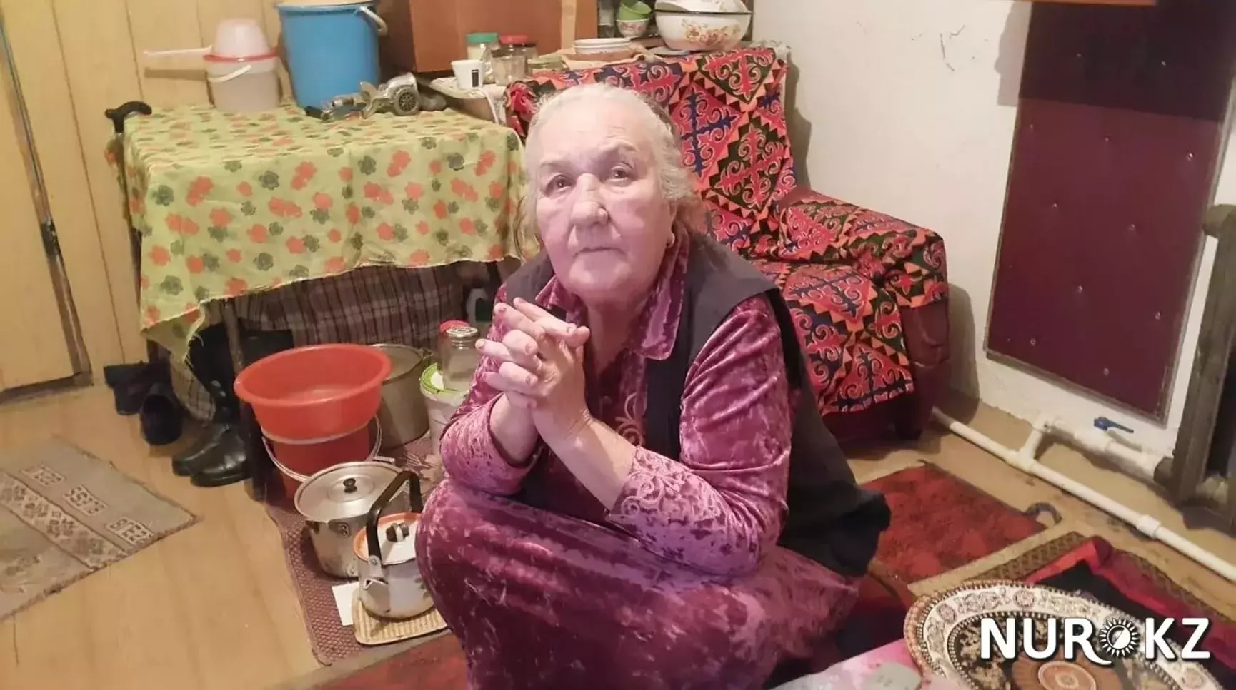 Бабушки устают. Бабушка из Казахстана. Уставшая бабушка. Бабка устала. Бабушка уходит из квартиры.
