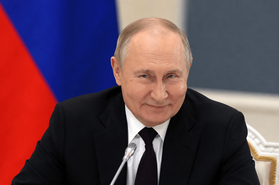 Путин ехидно улыбается