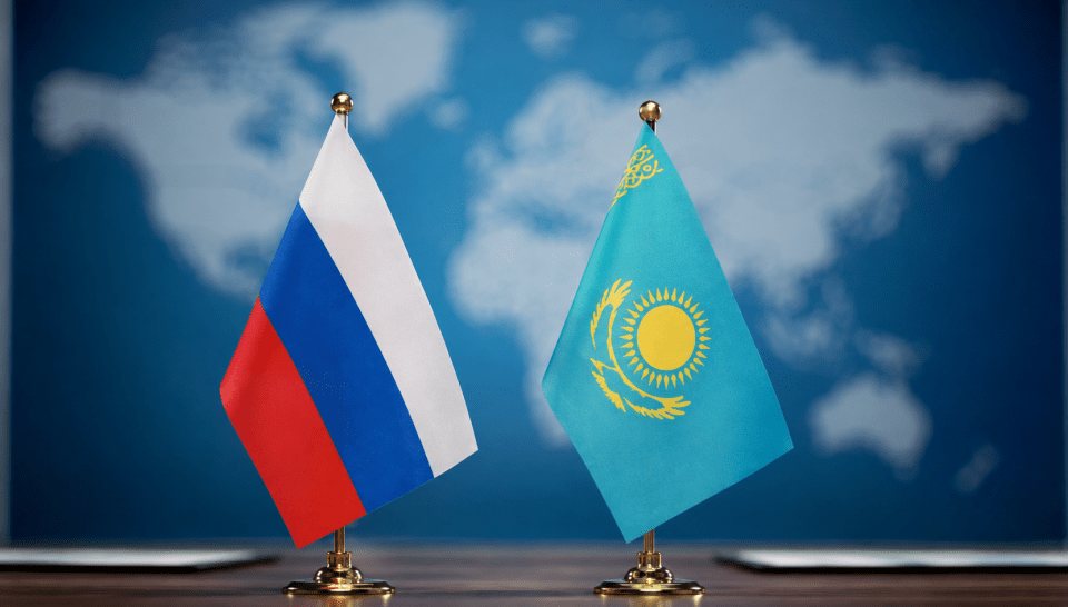 Флаги России и Казахстана