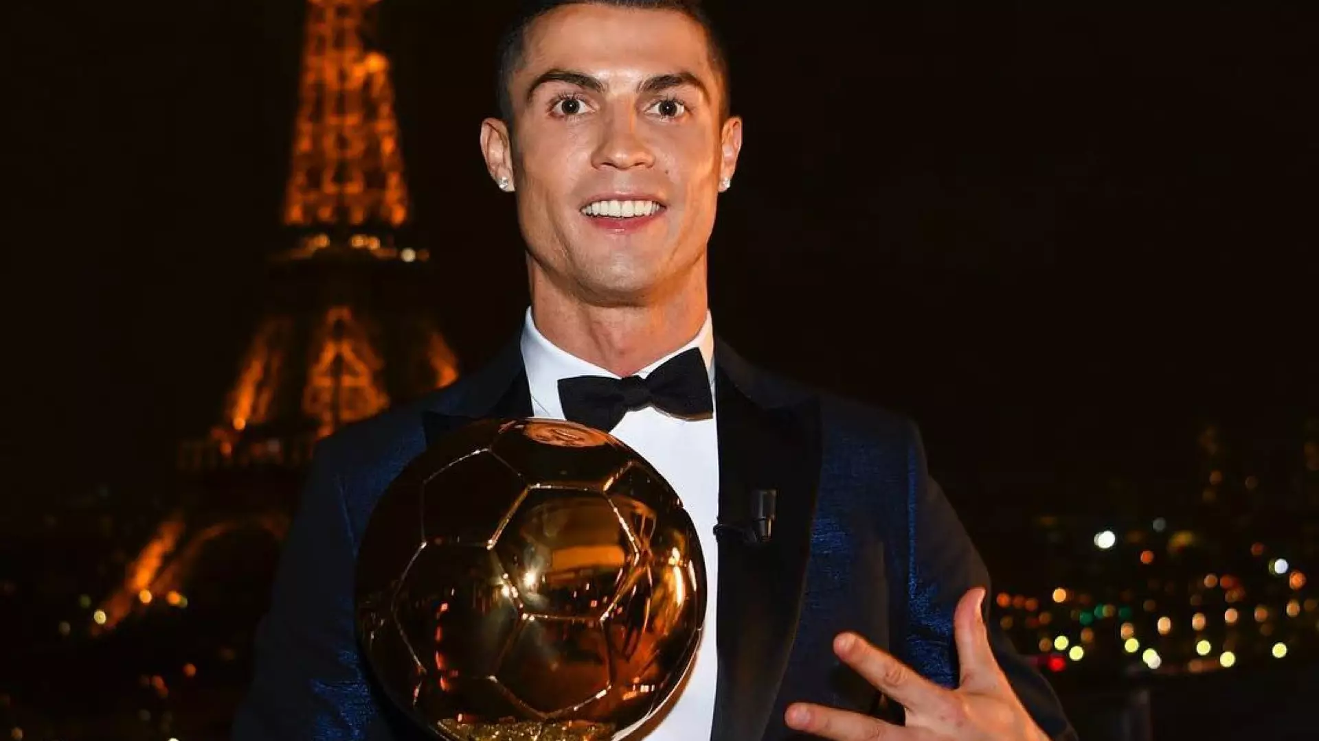 Сколько лет мячу. Криштиану Роналду золотой мяч 2017. Cristiano Ronaldo золотой мяч. Криштиану Роналду с 5 золотыми мячами. Награды Кристиано Роналдо.